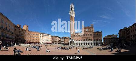 Pubblico Palace (Rathaus) auf der Piazza del Campo, Siena, Provinz Siena, Toskana, Italien, Europa Stockfoto