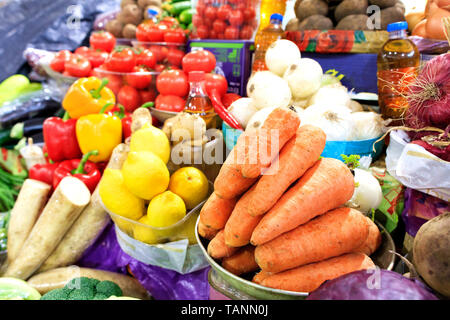 Der Gemüsemarkt verkauft Viele verschiedene Gemüse, wie Möhren, Tomaten, Zwiebeln, Rüben, Kartoffeln, Petersilie Wurzeln, Pastinaken, Auberginen, und Lemo Stockfoto