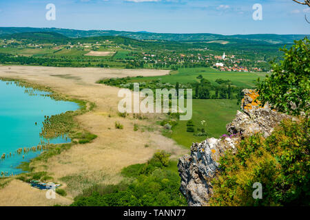 Arial Panoramablick auf den Balaton mit grossen Felsen Blumen und Reed auf Wanderweg Stockfoto