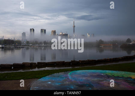 Nebel Rollen in über der Skyline von Toronto, mit der CN Tower in einer stürmischen Nachmittag Stockfoto