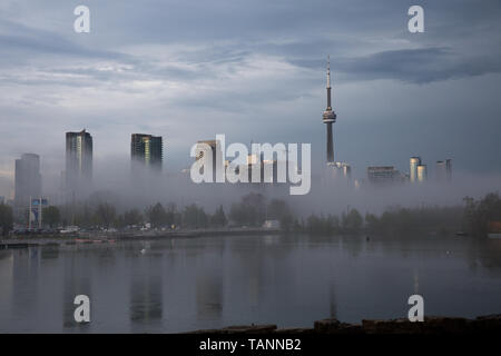 Nebel Rollen in über der Skyline von Toronto, mit der CN Tower in einer stürmischen Nachmittag Stockfoto