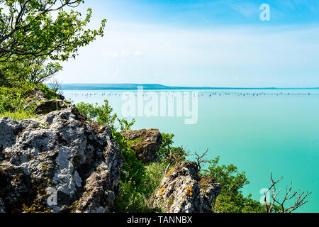 Arial Panoramablick auf den Balaton mit grossen Felsen und vielen Sailer Boot auf Wanderweg Stockfoto