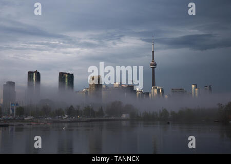 Nebel Rollen in über der Skyline von Toronto, mit der CN Tower in einer stürmischen Nachmittag Stockfoto