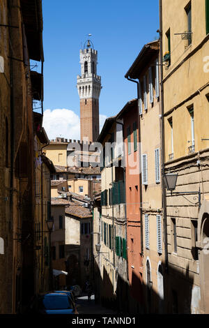 Pubblico Palace Tower aus gesehen schmale Gasse, Siena, Provinz Siena, Toskana, Italien, Europa Stockfoto