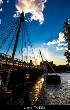 Golden Jubilee Stege (Hungerford Fußgängerbrücke über die Themse, Southbank, London, UK Stockfoto