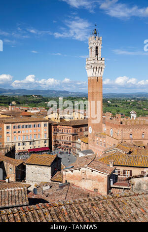 Blick auf die Pubblico Palace Tower und die Dächer aus dem Panorama dal Facciatone des Duomo di Siena, Siena, Provinz Siena, Toskana, Italien, Europa Stockfoto