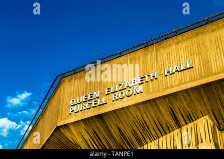 Schild an der Fassade der Queen Elizabeth Hall und Purcell Room, Southbank Centre, London, UK Stockfoto