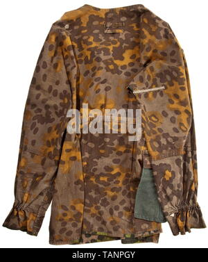 Ein LACE-up Shirt M 42, 1. Typ reversible Design in Platane Muster aus reversible Zeltstoffen, im Frühjahr und Herbst Farben gedruckt, mit gleichen Verschraubungen auf beiden Seiten: Verstärkter öse Knopfleiste auf der oberen Hälfte der fünf Öse Paare leicht von Hand. Original Kordelzug. Gerade Gesäßtaschen mit Tasche die Beläge der Feld-Grau bohren Tuch, die oberen Klappen befestigt mit einer einheitlichen Taste. Die Befestigung Loops für Camouflage Material auf dem oberen Körper haben größtenteils entfernt wurden. Elastische Bänder eingefügt direkt unterhalb der Taille Höhe und in den Abschlüssen. Kleine Reparaturen an der Naht auf Th, Editorial-Use - Nur Stockfoto
