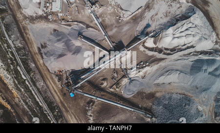 Luftaufnahme der Granit - Kiesgrube. Ausrüstungen für die Verarbeitung und Zerkleinern von Steinen Stockfoto