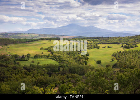 Blick von der Terrasse des Dorfes über toskanische Landschaft, Castelmuzio, Provinz Siena, Toskana, Italien, Europa Stockfoto