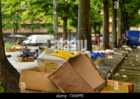 Turin, Piemont, Italien. Mai 2019. Nach der Entwicklung des lokalen Marktes, verschiedene Abfälle bleibt am Boden. Die Mitarbeiter kümmern sich um collectin Stockfoto