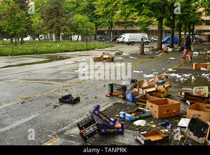 Turin, Piemont, Italien. Mai 2019. Nach der Entwicklung des lokalen Marktes, verschiedene Abfälle bleibt am Boden. Die Mitarbeiter kümmern sich um collectin Stockfoto