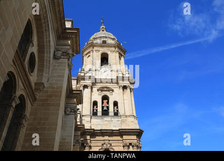 Der Glockenturm der schönen Kathedrale von Malaga, im Zentrum der Stadt an der Costa del Sol in Andalusien, in Spanien, Europa Stockfoto