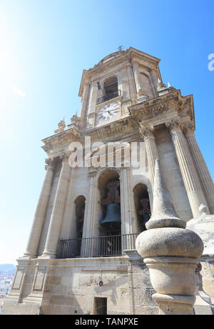 Der Glockenturm der schönen Kathedrale von Malaga, im Zentrum der Stadt an der Costa del Sol in Andalusien, in Spanien, Europa Stockfoto