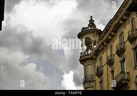 Turin, Italien, Piemont. Mai 201. Jugendstil Häuser in Turin: Palazzo del Faro über Palmieri Ecke via Duchessa Jolanda - Neo-Liberty Stil, von Stockfoto