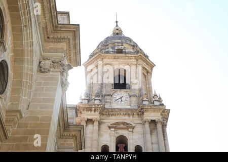 Der Glockenturm der schönen Kathedrale von Malaga, im Zentrum der Stadt an der Costa del Sol in Andalusien, in Spanien, Europa Stockfoto