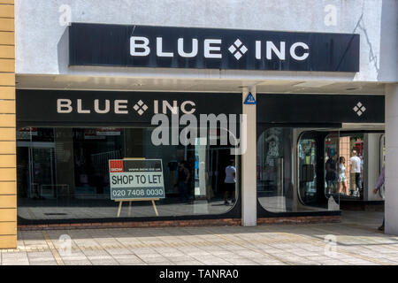 Eine geschlossene Filiale von Blue Inc in der Vancouver Viertel von King's Lynn Shopping Center. Shop ist jetzt leer mit einem Schild im Fenster. Stockfoto