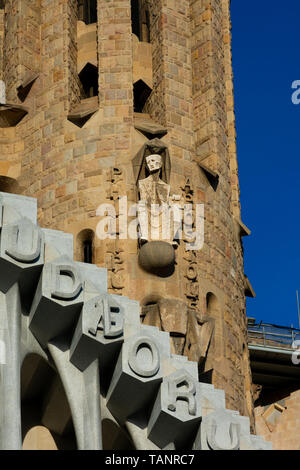 Barcelona, Spanien. Februar 10, 2019. Sühneopfer Kirche der Heiligen Familie (Templo Expiatorio de la Sagrada Familia), eine große unvollendete Römisch-katholische Stockfoto