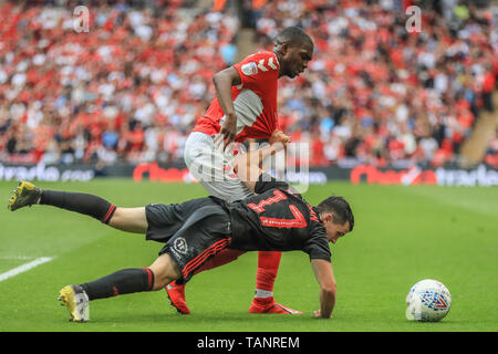 26. Mai 2019, Wembley Stadion, London, England; Sky Bet Liga 1 Endspiel Finale, Charlton Athletic vs Sunderland; Anfernee Dijksteel (02) von Charlton hält weg Lewis Morgan (17) von Sunderland Credit: Mark Cosgrove/News Bilder der Englischen Football League Bilder unterliegen DataCo Lizenz Stockfoto