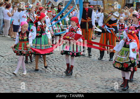 Traditionelle Prozession Fronleichnam Feiertag in Lowicz, Polen, lokale authentische Menschen in der Folk World bunte Kostüme zu Fuß in der Straße. Stockfoto