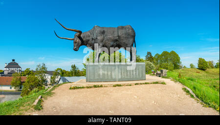 Panoramablick auf Tarvas Statue von arochs Stier durch Tauno Kangro. Symbol der Stadt Rakvere. Estland Stockfoto