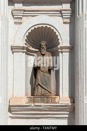 Apostel Statue in einer Nische der Fassade von St. Cajetan Kirche, Old Goa, Indien Stockfoto