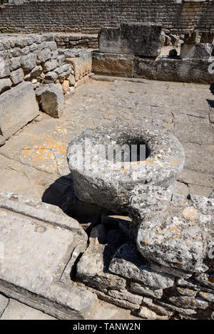 Reste der antiken römischen Haus oder Villa & runden Stein gut in der antiken römischen Stadt Glanum Saint-Rémy-de-Provence Provence Frankreich Stockfoto