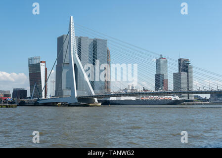 Rotterdam, Niederlande - 11. Mai 2019: Blick auf die Skyline von der Neuen Maas Grenzen mit Erasmus Brücke und De Rotterdam Gebäude im Hintergrund an einem klaren Tag Stockfoto