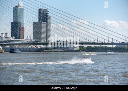 Rotterdam, Niederlande - 11. Mai 2019: Blick auf die Skyline von der Neuen Maas Grenzen mit Erasmus Brücke und De Rotterdam Gebäude im Hintergrund an einem klaren Tag Stockfoto