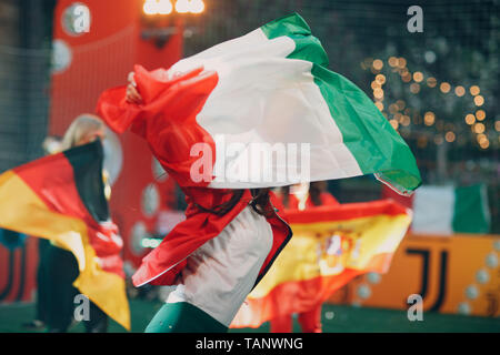 Flaggen Italien, Deutschland, Spanien während eines Sport Fußball Spiel in ein Stadion in Rauch Stockfoto