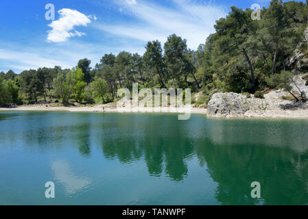 Peiroou See, Lac de Peirou, Glanum Barrage oder Behälter in den Alpilles Hügeln in der Nähe von Glanum, Saint Remy-de-Provence Provence Frankreich Stockfoto