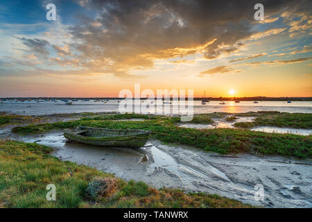 Ein altes Boot in den Salzwiesen an der West Mersea eine Flutwelle auf der Insel in der Nähe von Colchester Esssex Küste Stockfoto