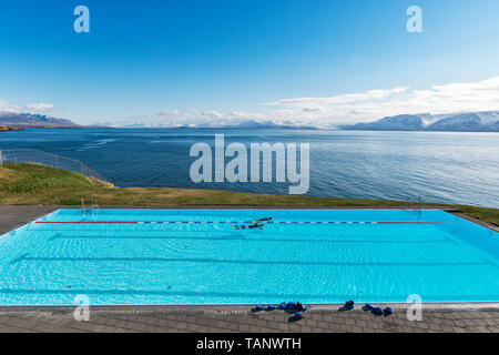 Das Schwimmbad im Hofsós im Nordwesten von Island. Einem schönen Außen-Pool mit Blick auf das blaue Meer von Skagafjörður Stockfoto