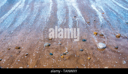 Kiesel oder Steinen oder Felsen am Strand bei Ebbe. Marine, Natur, Zen, Ruhe Konzept Tapeten oder Hintergrund mit kopieren. Stockfoto