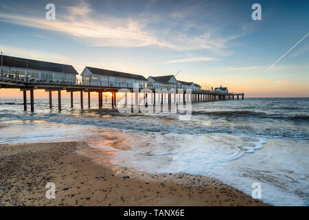 Sonnenaufgang über dem Pier in Southwold auf der Suffolk caost Stockfoto