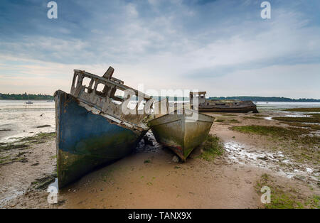 Alten zerstörten Boote auf dem Fluss Orwell an Stift Mühle in der Nähe von Ipswich an der Küste von Suffolk. Stockfoto