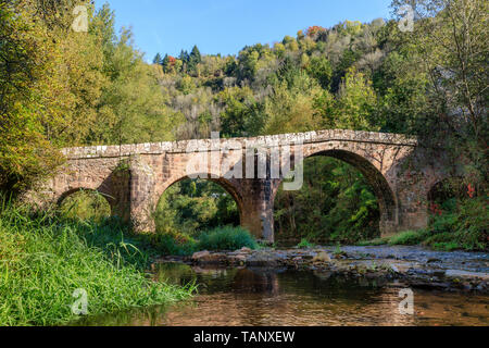 Frankreich, Aveyron, Conques, "Les Plus beaux villages de France (Schönste Dörfer Frankreichs), fahren Sie auf der El Camino de Santiago, Römische bri-Stop Stockfoto