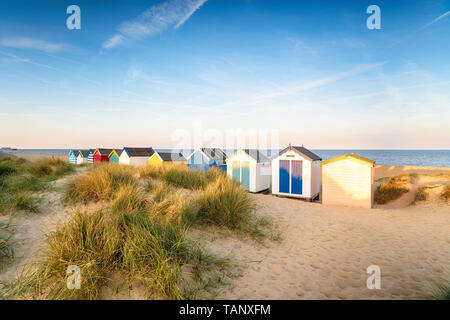 Bunte Badehäuschen in den Sanddünen bei Southwold eine hübsche Stadt am Meer in Suffolk. Stockfoto