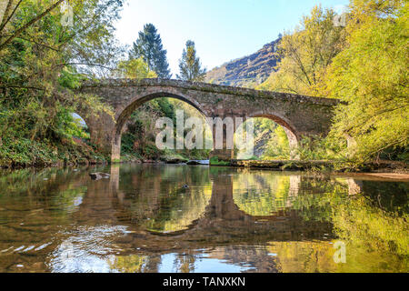 Frankreich, Aveyron, Conques, "Les Plus beaux villages de France (Schönste Dörfer Frankreichs), fahren Sie auf der El Camino de Santiago, Römische bri-Stop Stockfoto