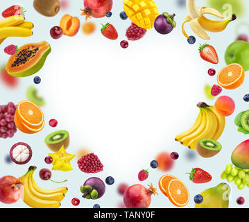 Herzform Rahmen aus verschiedenen Früchten und Beeren, auf weißem Hintergrund Stockfoto