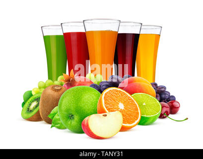 Gläser der verschiedenen Säfte, Früchte und Beeren auf weißem Hintergrund Stockfoto