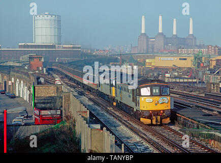 Ein paar Klasse 33 Crompton Lokomotiven Nummern 33050 und 33021, die Pfadfinder "Crompton Konstruktor II "Enthusiast railtour in Wandsworth Road am 2. Januar 1993. Stockfoto