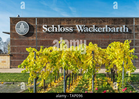 Der Schriftzug Schloss Wackerbarth liegt am Eingang der Abenteuer Weingut in Radebeul, Landkreis Meißen, Sachsen, Deutschland, Europa Stockfoto