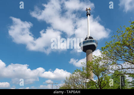 Rotterdam, Niederlande - 29 April, 2019: Euromast Turm gegen den blauen Himmel und weißen Himmel Low Angle View Stockfoto