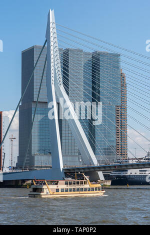 Rotterdam, Niederlande - 11. Mai 2019: Blick auf die Skyline von der Neuen Maas Grenzen mit Erasmus Brücke und De Rotterdam Gebäude im Hintergrund an einem klaren Tag Stockfoto