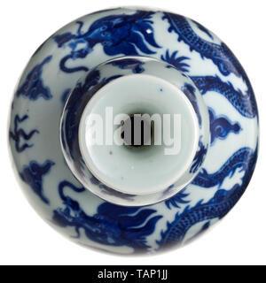 Ein blau-weißer Kunst Elemente Vase, Qianlong Periode (1736-96) Porzellan weiß mit blauen Unterglasur Darstellung Drachen zwischen Wolken über dem Ozean. Auf der Basis einer blauen Unterglasur Quianlong markieren. Feine, unbeschädigten Zustand. Höhe 22 cm. Provenienz: Süddeutschland private Sammlung, in der 1960/70 gekauft s. historischen, geschichtlichen, China, Chinesisch, Additional-Rights - Clearance-Info - Not-Available Stockfoto