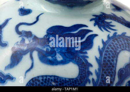 Ein blau-weißer Kunst Elemente Vase, Qianlong Periode (1736-96) Porzellan weiß mit blauen Unterglasur Darstellung Drachen zwischen Wolken über dem Ozean. Auf der Basis einer blauen Unterglasur Quianlong markieren. Feine, unbeschädigten Zustand. Höhe 22 cm. Provenienz: Süddeutschland private Sammlung, in der 1960/70 gekauft s. historischen, geschichtlichen, China, Chinesisch, Additional-Rights - Clearance-Info - Not-Available Stockfoto