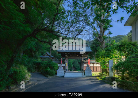 Myokenji Tempel von Inagi in Tokio, Japan Nacht scape des Tempels Eingangstor. Stockfoto