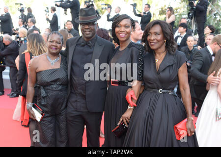 Mai 25, 2019 - Cannes, Frankreich - Cannes, Frankreich - Mai 25: Ehemaliger französischer Fußballspieler Lilian Thuram (2 ndL) kommt mit seinem Partner französischer Journalist Kareen Guiock (2 ndR) und Gäste nehmen an der Abschlusszeremonie Screening von ' ' Specials '' während des 72. jährlichen Filmfestspiele von Cannes am 25. Mai 2019 in Cannes, Frankreich. (Bild: © Friedrich InjimbertZUMA Draht) Stockfoto