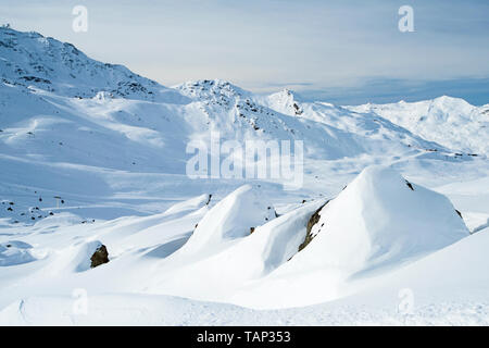 Panoramablick über Verschneiten alpinen Gebirge in den Alpen auf blauen Himmel Hintergrund Stockfoto